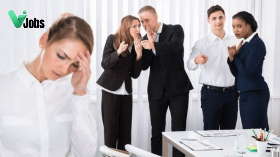 Môi trường làm việc thiếu đoàn kết